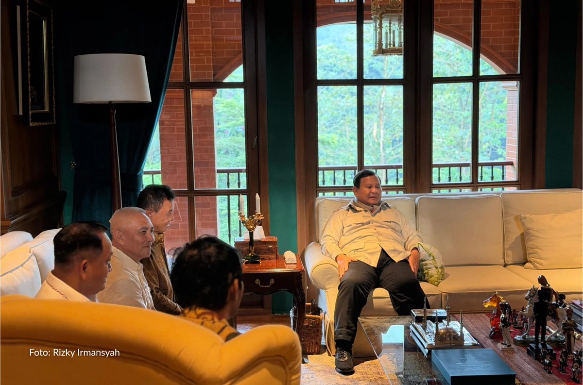 Momen Hangat Silaturahmi Presiden Prabowo dengan Mantan Ajudan dan Pengawal

Presiden Prabowo Subianto menggelar pertemuan hangat bersama para mantan ajudan dan pengawal yang pernah mendampinginya semasa berdinas di TNI, di kediaman pribadi Presiden Prabowo di Hambalang, Bogor,