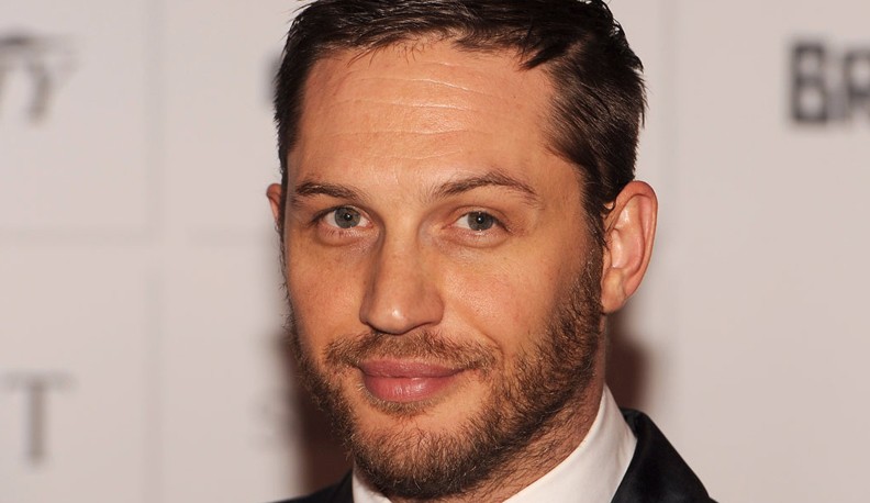 Dijo una vez Tom Hardy: “No todos reciben la misma versión de mí. Algunos te dirán que soy una buena persona, otros que soy una mi€rd@. Créeles a ambos. No soy de los que fingen, simplemente reflejo lo que cada uno me da. Trátame con respeto y lo tendrás de vuelta. Sé leal y lo