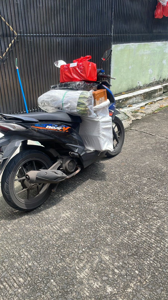 vl00py's tweet photo. siapapun yang ambil motor cowo gue se-paket paketnya, jahat banget lu njir! https://t.co/vEGVyiPnFJ
