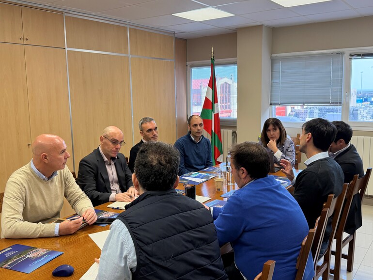 itsaslurraEJGV's tweet photo. ⚓ Eusko Jaurlaritzak Getariako portuko taberna-jatetxearen kudeaketa lizitatzen du

Eusko Jaurlaritzak lan-bilera egin du portuan jarduten duten enpresekin, haren bilakaera eta etorkizuneko erronkak aztertzeko.

🔗 https://t.co/vQJbaebMhp https://t.co/9YJSB0mbZI