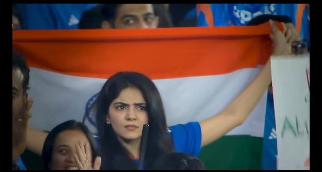 फाइनल मैच में ये तस्वीर बहुत वायरल हुआ है 🔥

जिसने सबका ध्यान आकर्षित कर लिया है इस तस्वीर के पीछे नजरे नहीं हट रही लोगो की,

कैमरामेन सबका पैसा वसूल देता है ऐसे तस्वीर को लेकर ऐसा दर्शक कहते फिरते है मैच बाद,

लेकिन हर बार कोई न कोई कैसे वायरल हो जाता है इसकी नजरे भी खतरनाक है।