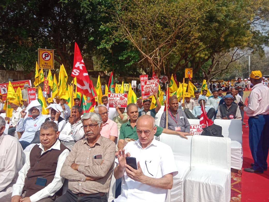 SamyuktaKisan's tweet photo. Mazdoor - Kishan Parliament!

#JantarMantar #Protest #StandWithFarmers #StandWithWorkers https://t.co/fHQRdD9yUc