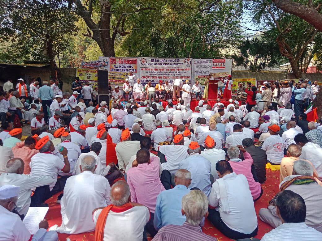 SamyuktaKisan's tweet photo. Mazdoor - Kishan Parliament!

#JantarMantar #Protest #StandWithFarmers #StandWithWorkers https://t.co/fHQRdD9yUc