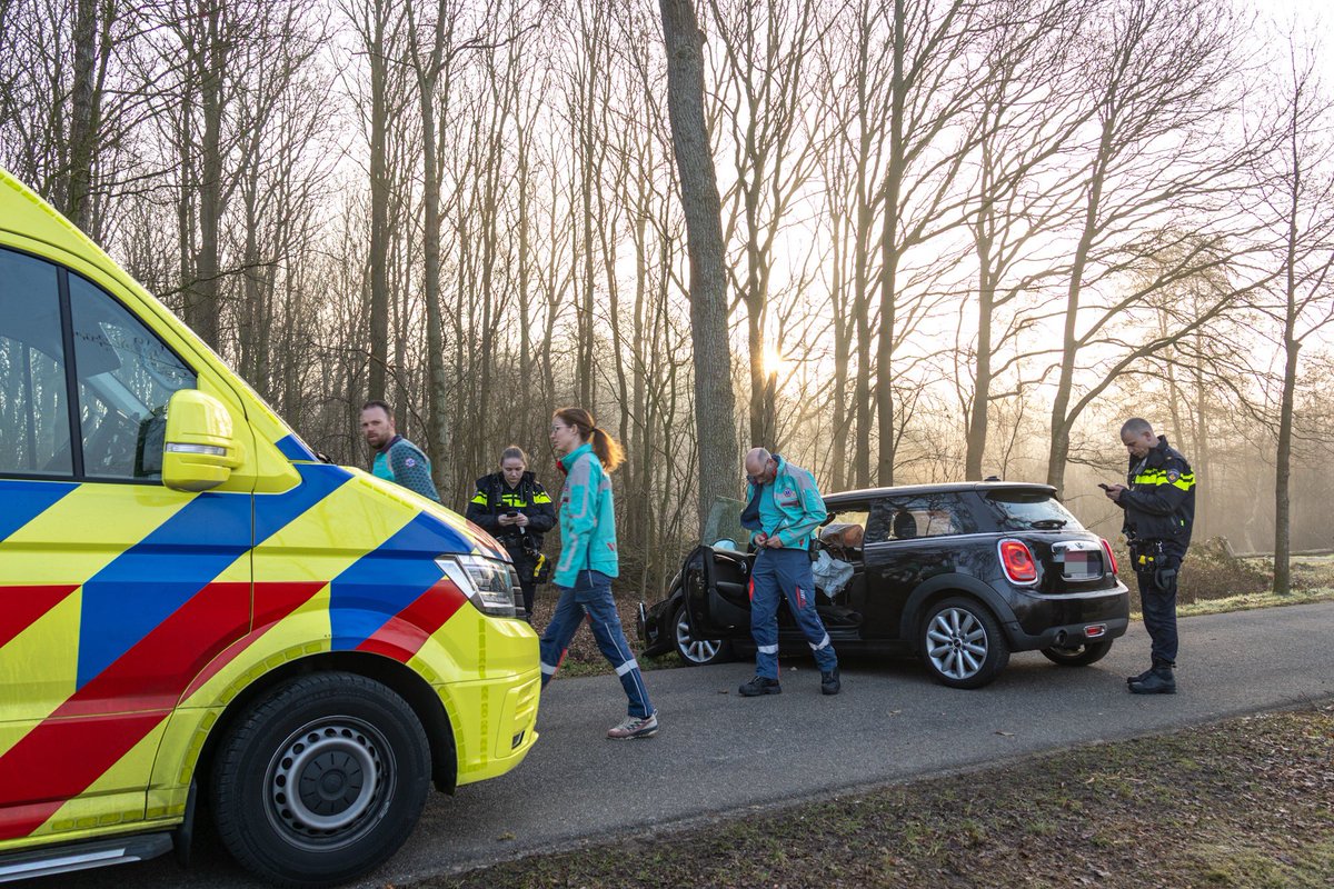 jerfi_pompier's tweet photo. Een personenauto is maandagochtend frontaal tegen een boom aan gevlogen aan de #LimburgStirumweg in #Oranjewoud. De auto raakte zwaarbeschadigd, het ongeval bleef eenzijdig. De bestuurster is overgebracht naar het ziekenhuis. https://t.co/provfBi0mK