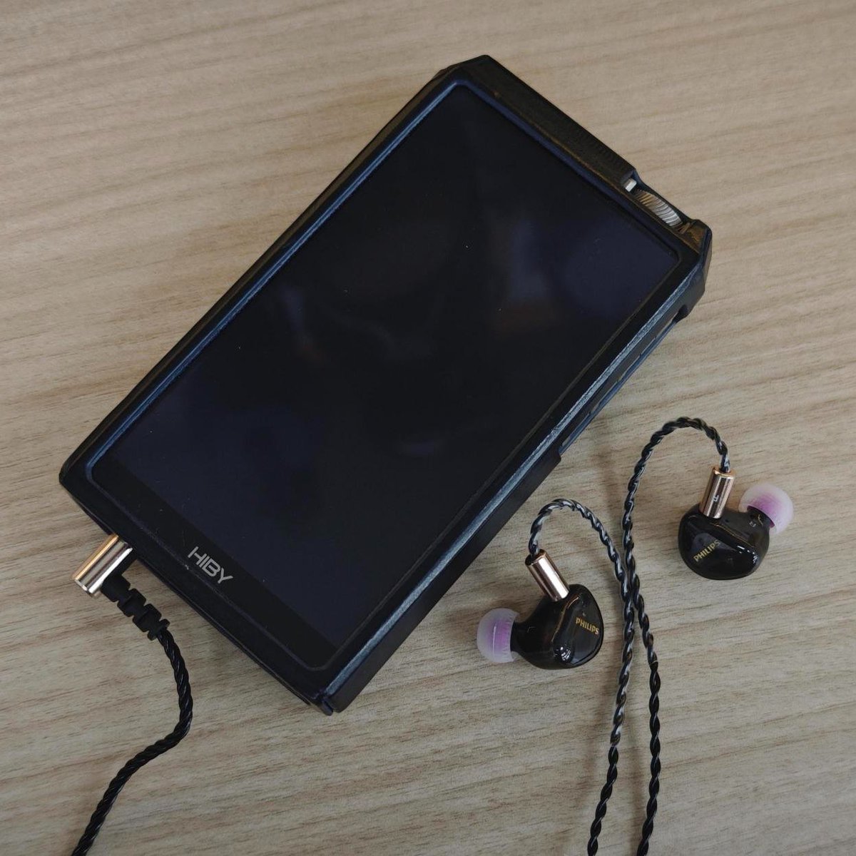 e_earphone_NPB's tweet image. 【#eイヤ大阪日本橋本店】
#みんなの推しホン

今回は新品担当 しばちゃん（@eear_shibachan）がおすすめする
【ダイナミック型イヤホン】をご紹介📢

#PHILIPS
『TAE7009』

-------------------------------------------------

手頃な価格ながらバランスに優れたオールラウンダー。