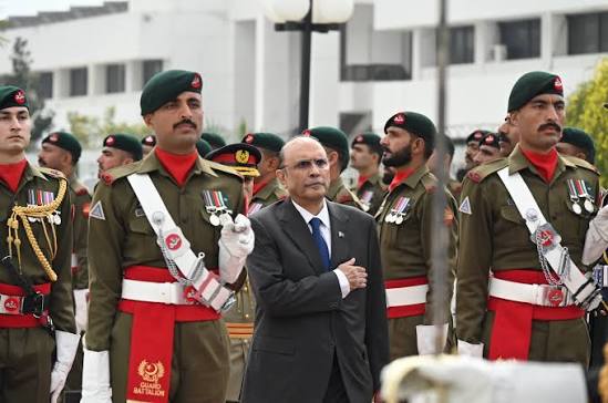 *آصف زرداری نے سیاست میں آ کر جتنا پیسہ بنایا ہے، اس سے پورے کراچی کی تعمیر نو ہو سکتی تھی، پورے سندھ میں سکول اور ہسپتال بن سکتے تھے ،
 *یعنی صرف ایک بندے کی کرپشن نے ایک صوبے کو آگے نہیں بڑھنے دیا* 
 *اور اس بندے کو ہمارے محافظوں نے اپنا سپریم لیڈر بنا رکھا ہے*
🖐🏻