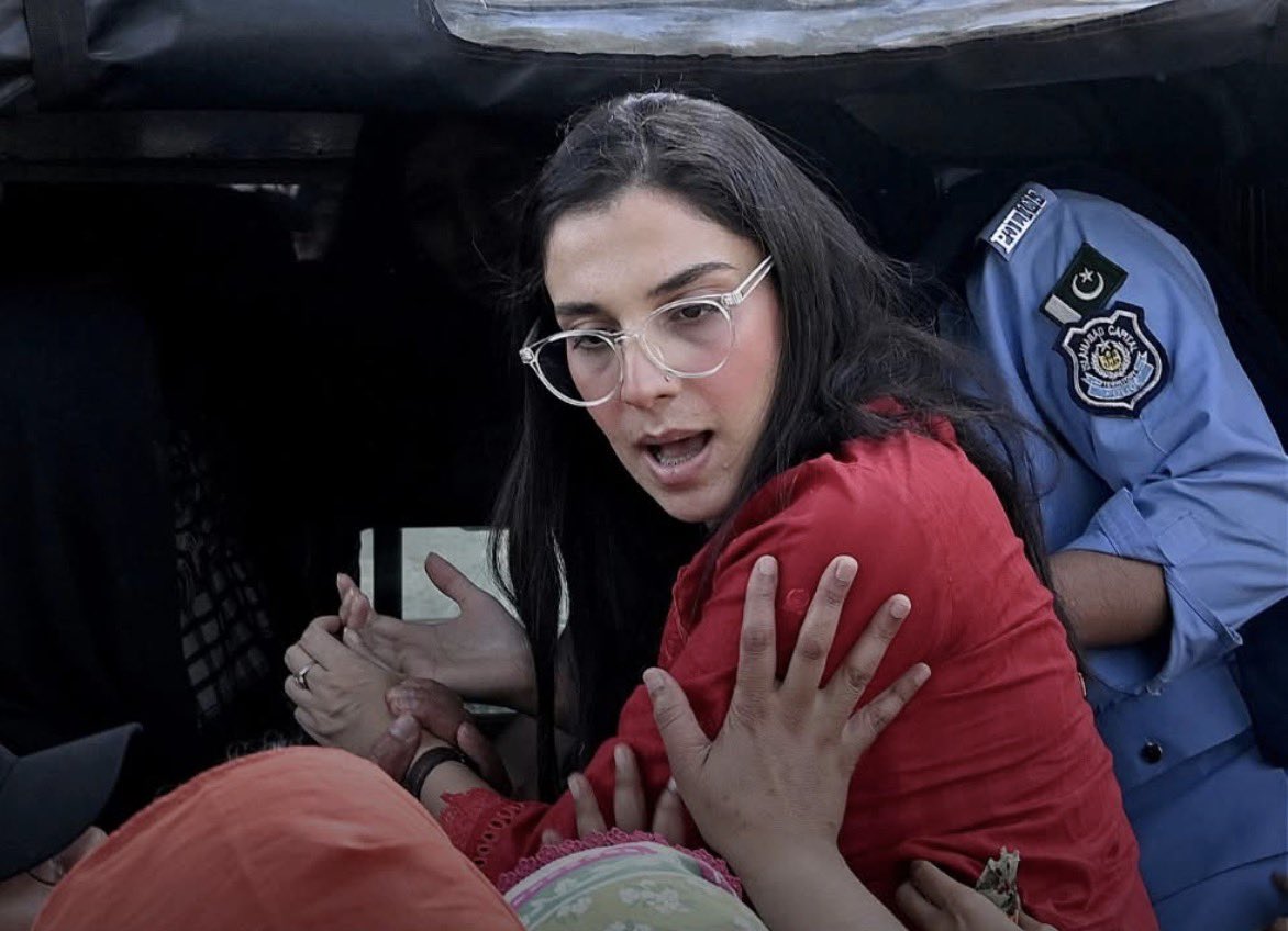 عورت مارچ اور حیا مارچ، پولیس نے انعقاد کیوں نہ ہونے دیا؟

آٹھ مارچ کو اسلام آباد کی ضلعی انتظامیہ اور پولیس نے شہر کے جی سکس اور ایف سکس سیکٹرز میں آبپارہ، لال مسجد سے لے کر پریس کلب، سُپر مارکیٹ تک تمام راستوں کو کنٹینرز لگا کر بند کیا۔

دونوں سیکٹرز کو ملانے والے انڈر پاس کے