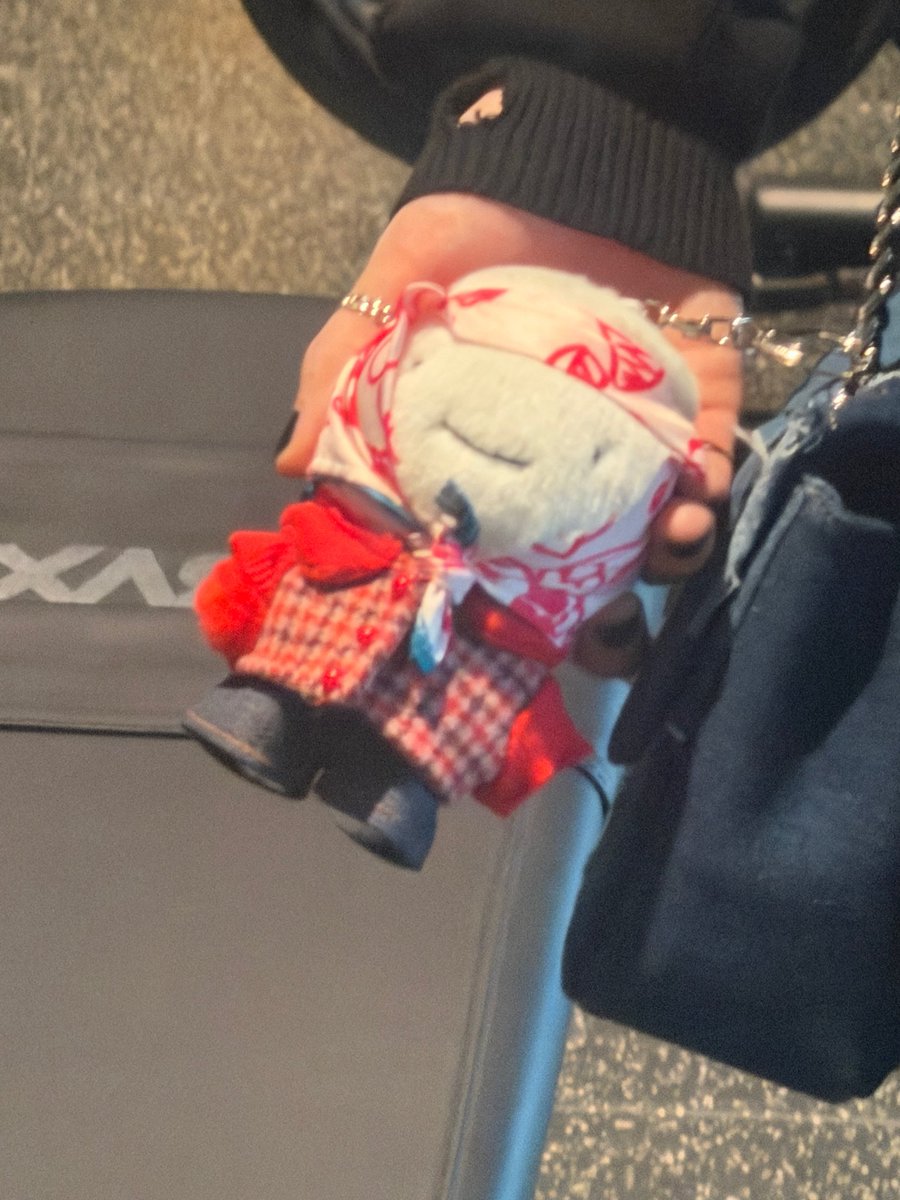 [WEVERSE] 260309 — #RIWOO 

!!! baju yang dipake woonbaby itu dapet dari hadiah, tapi ternyata ini anak kakinya pendek.. bukan rahasia lagi kalau dia makenya ditarik sampe ke leher

#BOYNEXTDOOR #보이넥스트도어