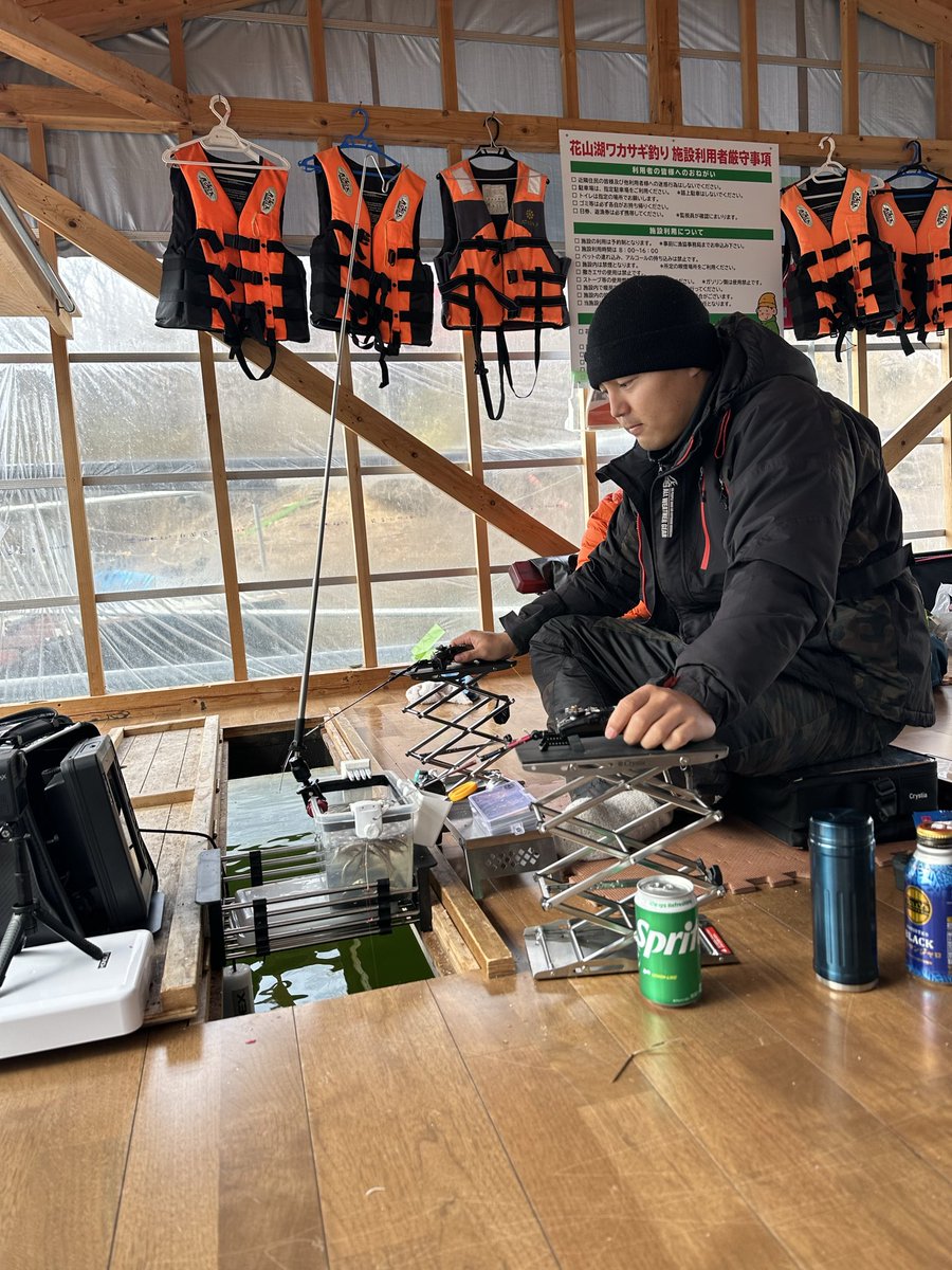 h4films's tweet photo. ワカサギ釣りをどーしてもしたくて花山湖のドーム船へ🎣

E-3で106匹　隣の友達は189匹で
ワカサギ納め。

ずっとそこにしか反応なかったから
60くらいの仕掛けで狙い撃ちの方が釣れるらしい。

また勉強になったワカサギ釣りでした。

#ワカサギ釣り
#花山湖 https://t.co/PglITsrceo