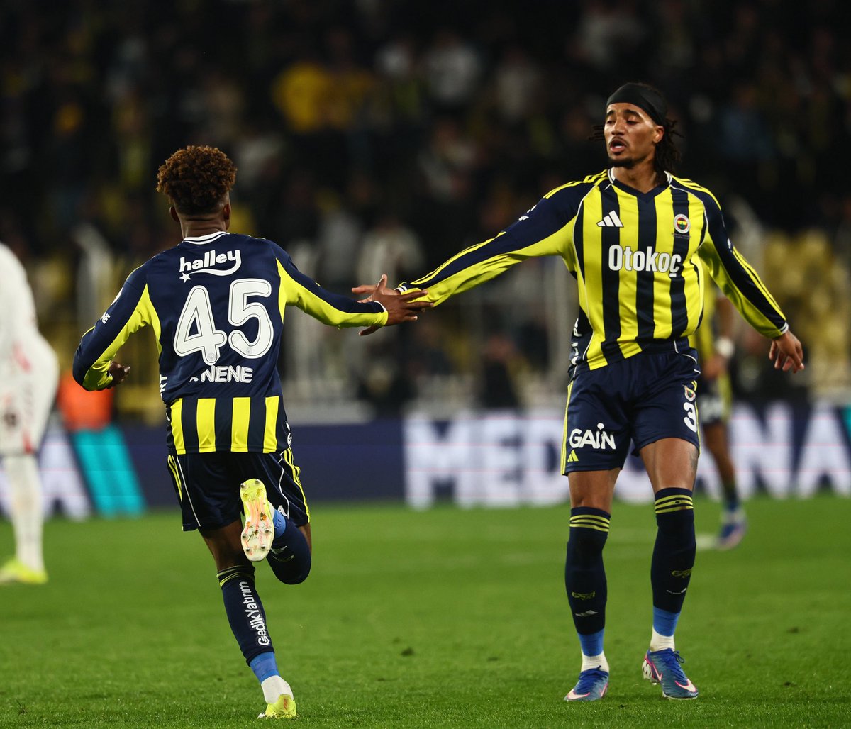 Fenerbahce's tweet photo. 💛💙 https://t.co/5DyhOrvP7E