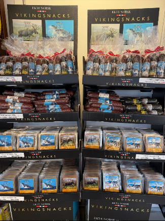 LiekeMeyer's tweet photo. Voorraad inslaan bij 7-Eleven.

Vikingsnacks mee, want vannacht ga ik bepakt en bezakt op pad… spannend! 

#Tromsø #liekeonthemove #vikingsnacks https://t.co/crxw2LXJdN