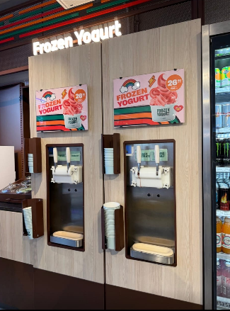 LiekeMeyer's tweet photo. Voorraad inslaan bij 7-Eleven.

Vikingsnacks mee, want vannacht ga ik bepakt en bezakt op pad… spannend! 

#Tromsø #liekeonthemove #vikingsnacks https://t.co/crxw2LXJdN