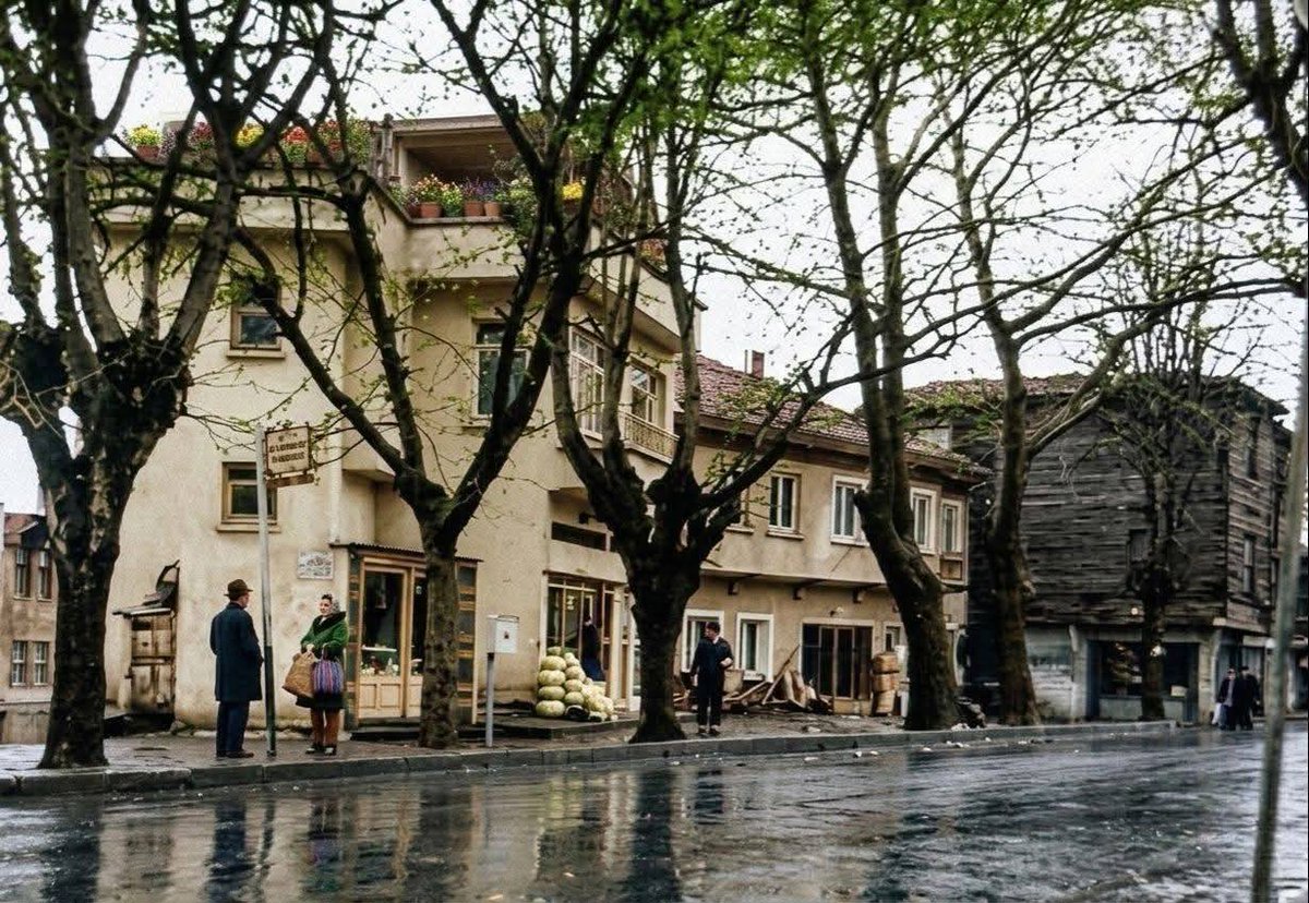 mehmet_dilbaz's tweet photo. Kokoreççi, dönerci, yeni nesil kahveci, nargileci ve bilumum ıvır zıvır mekanın işgalinden önce Çengelköy böyle sakin bir yerdi.

#kaybolantraihinpeşinde https://t.co/PR2lVGHweH