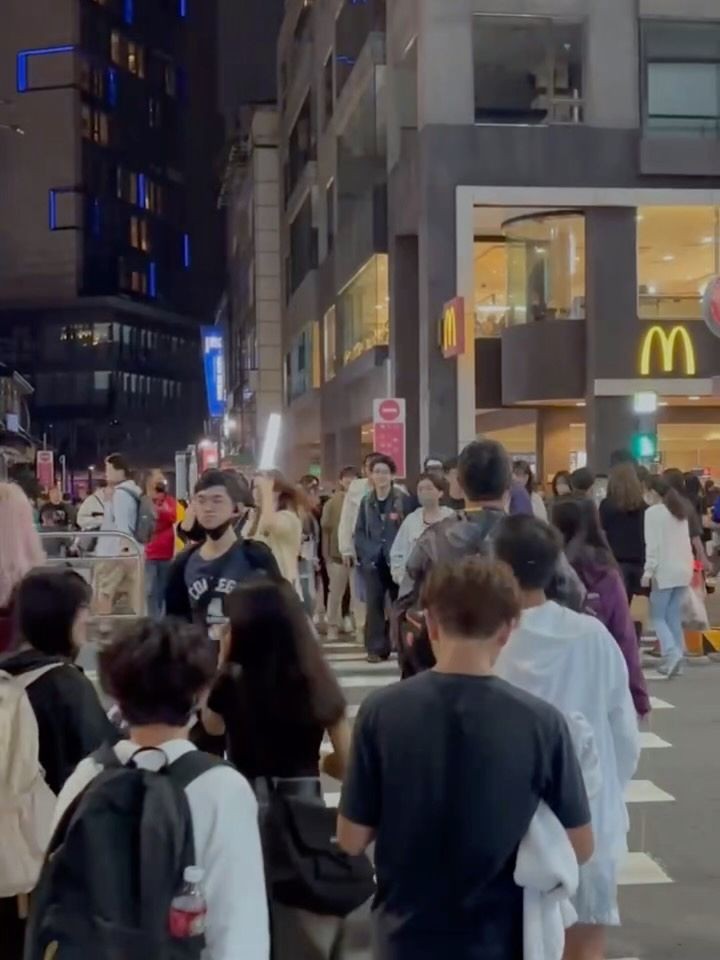What I miss most at night is pizza，因为它it's really sweet but not heavy。🏇