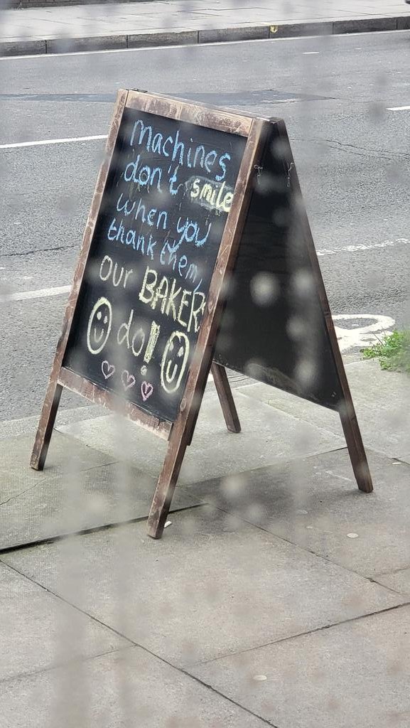 Live από το Λονδίνο.
Στο αρτοποιείο/καφέ BRIDGE BAKER στην Fulhmam Str, συνάντησα το καλύτερο μήνυμα «άνθρωπος vs. AI»· «Οι μηχανές δεν χαμογελούν όταν τις ευχαριστείς! Οι αρτοποιοί μας χαμογελούν!».Πάρτε ενέργεια!
Να είσαι όσο πιο ανθρώπινος γίνεται σε οτιδήποτε κάνεις σήμερα!