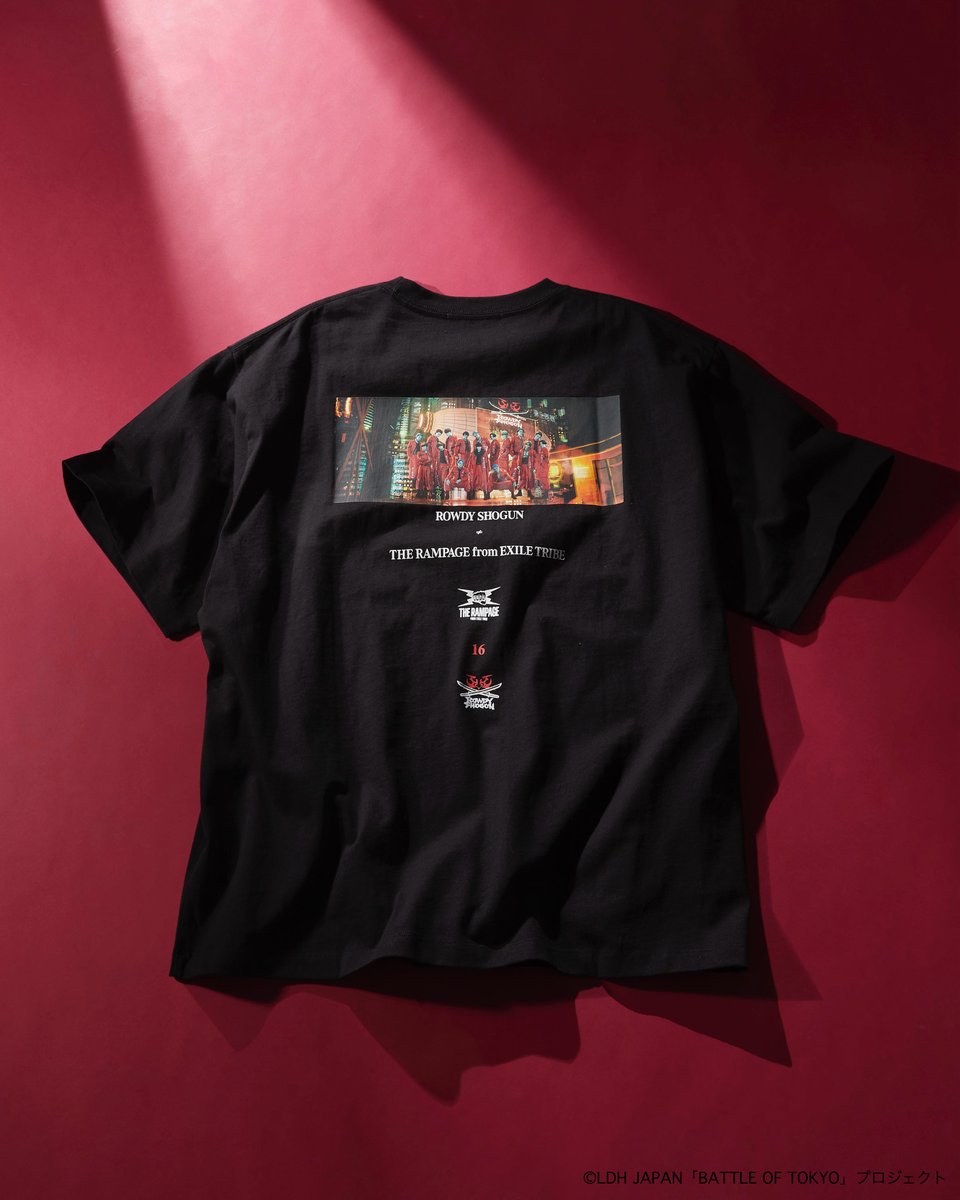 RAGEBLUEpress's tweet image. ／
ROWDY SHOGUN × RAGEBLUE
2026.03.19 RELEASE
＼

誇り高く、強く、守り抜く。
用心棒の意志を落とし込んだマストバイのTシャツ

オーバーサイズなので、レイヤードも楽しめそう....

グラフィックロゴTシャツ ¥5,500(taxin)

#BATTLEOFTOKYO
#ROWDYSHOGUN #THERAMPAGE
#andST #RAGEBLUE