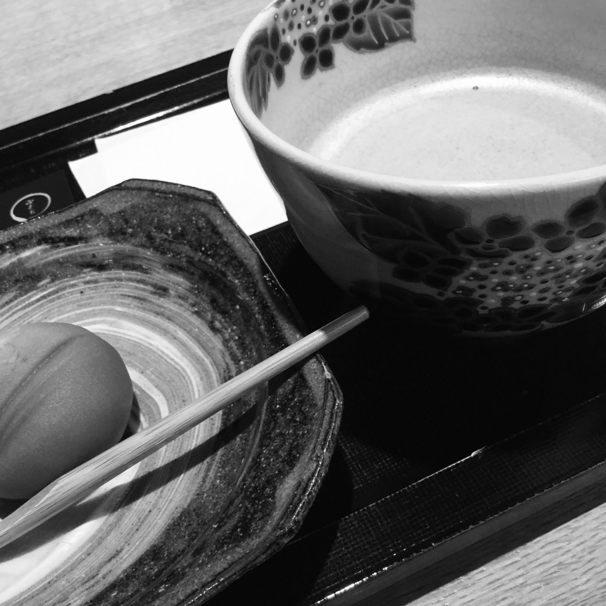 二百五十七）3/9
くろもじは　ちゃがしをきるに　よいけれど　
ひともじちがえ　えんがきれると
#狂歌 
#ノ弥尽音