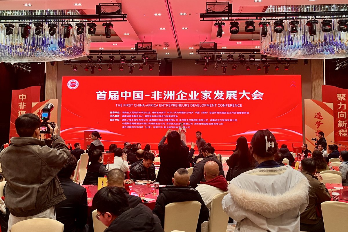 DGAfrica_MFA's tweet photo. “Mom’s Mushroom House Initiative”, a #SmallYetBeautiful program in Kenya stood out at last week’s China-Africa Entrepreneurs Development Conference which brought together over 400 business leaders. Using Chinese agri-tech and local resources, this initiative empowers Kenyan female farmers with sustainable mushroom farming skills and market access. It’s expected to drive stable income growth for 300 households. 🇨🇳🇰🇪 #PovertyReduction