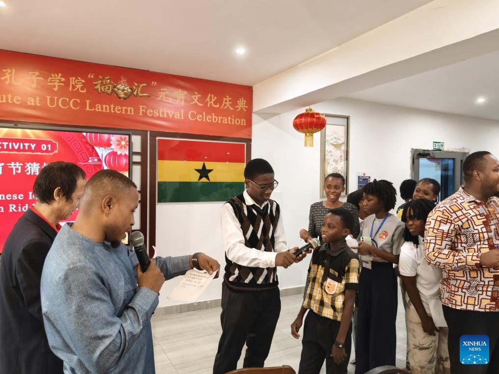 DGAfrica_MFA's tweet image. Students at the University of Cape Coast in Ghana joined the Confucius Institute &amp;amp; Luban Workshop for a day of cultural experience in celebration of the #LanternFestival: guessing riddles, crafting lanterns, calligraphy writing of “Fu”(blessing) , and tasting sweet dumplings. A
