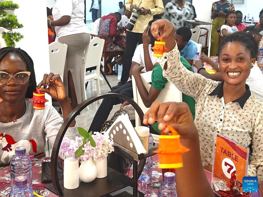 DGAfrica_MFA's tweet image. Students at the University of Cape Coast in Ghana joined the Confucius Institute &amp;amp; Luban Workshop for a day of cultural experience in celebration of the #LanternFestival: guessing riddles, crafting lanterns, calligraphy writing of “Fu”(blessing) , and tasting sweet dumplings. A