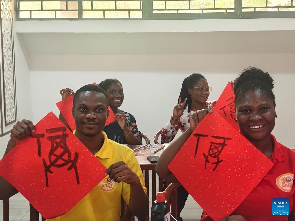 DGAfrica_MFA's tweet image. Students at the University of Cape Coast in Ghana joined the Confucius Institute &amp;amp; Luban Workshop for a day of cultural experience in celebration of the #LanternFestival: guessing riddles, crafting lanterns, calligraphy writing of “Fu”(blessing) , and tasting sweet dumplings. A