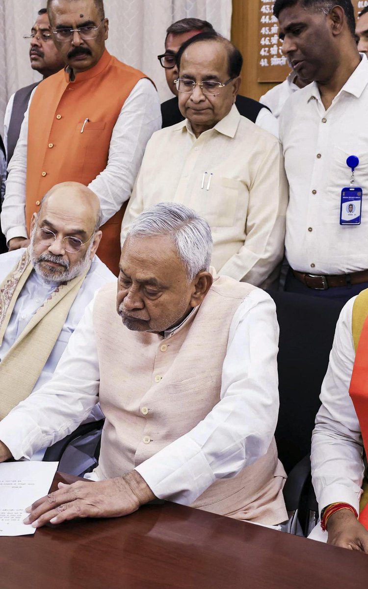 H_narayan_'s tweet photo. नीतीश बाबू पलायन रोकना था ,करना नहीं था #NitishKumar #nitishkumarrajyasabha https://t.co/DDfCXDCouP