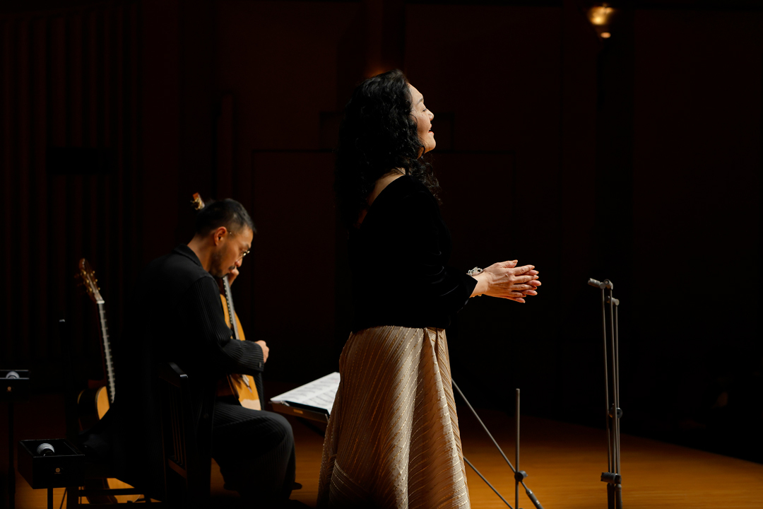 ginza_ojihall's tweet photo. 【放送情報】
2026年3月12日（木）19:35～21:15
 NHK-FM　《ベストオブクラシック》
「波多野睦美　歌曲の変容シリーズ　第16回　愛の歌集　～ギターと声の夜～」
https://t.co/SSN4UsEvWj
＜2025年11月18日収録＞

［撮影：横田敦史］ https://t.co/UNztIsJH7C