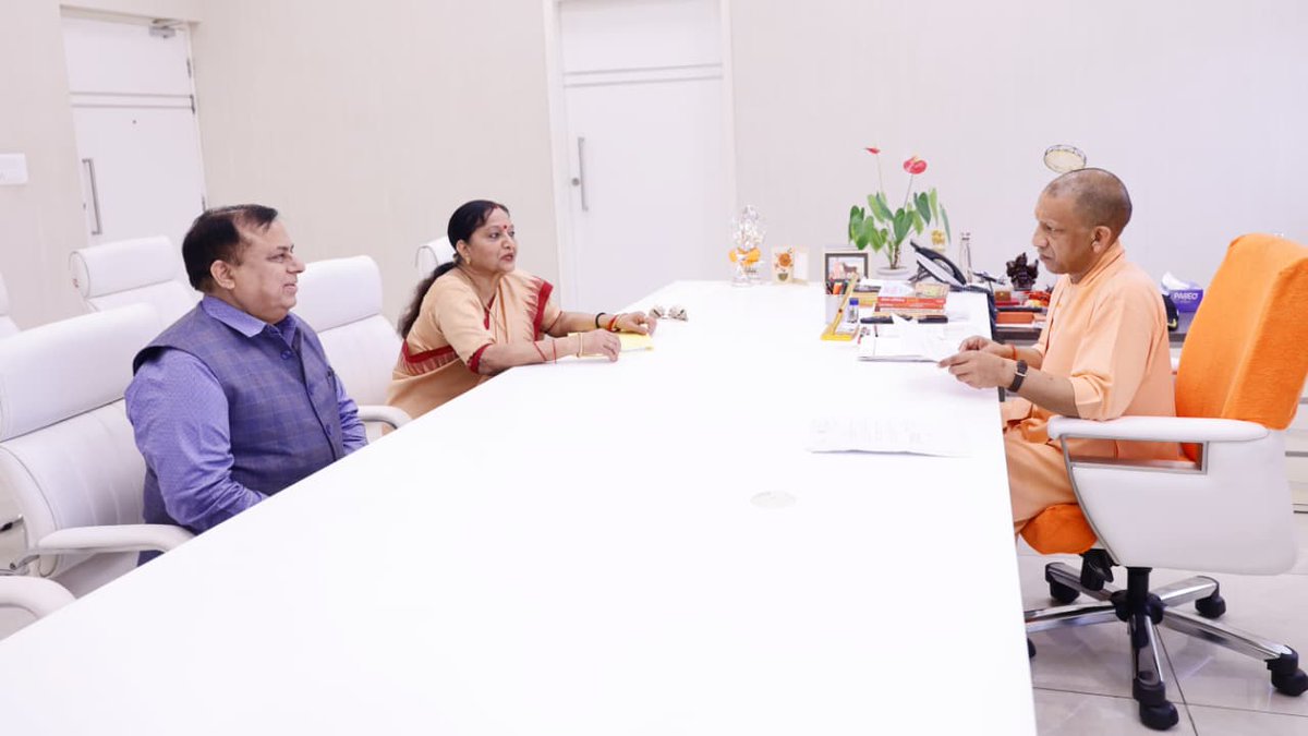 myogioffice's tweet photo. मुख्यमंत्री श्री @myogiadityanath जी महाराज से आज लखनऊ में उत्तर प्रदेश विधान परिषद की पूर्व सदस्य डॉ. वीणा पाण्डेय जी ने शिष्टाचार भेंट की।

इस अवसर पर श्री आद्या प्रसाद पाण्डेय जी भी उपस्थित रहे। https://t.co/AeLWn9lB5v
