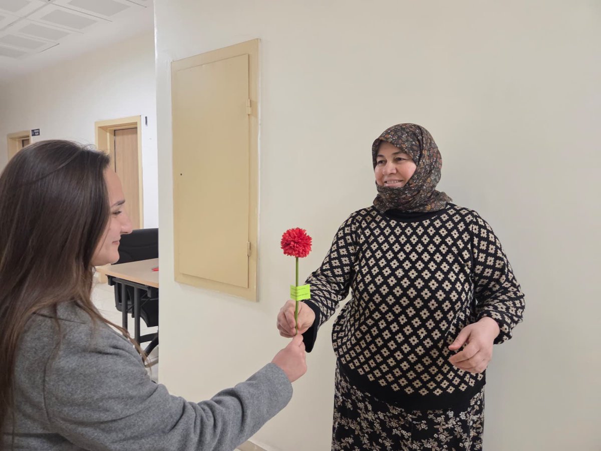 GSB_Hatay's tweet photo. 📌 Reyhanlı Yurt Müdürlüğü
8 Mart Dünya Kadınlar Günü dolayısıyla öğrencilerimiz, kendi elleriyle hazırladıkları çiçekleri yurdumuzda görev yapan kadın personellere takdim ederek bu anlamlı günü kutladılar.
8 Mart Dünya Kadınlar Günü kutlu olsun. 🌷 https://t.co/Zbzc03uE9c