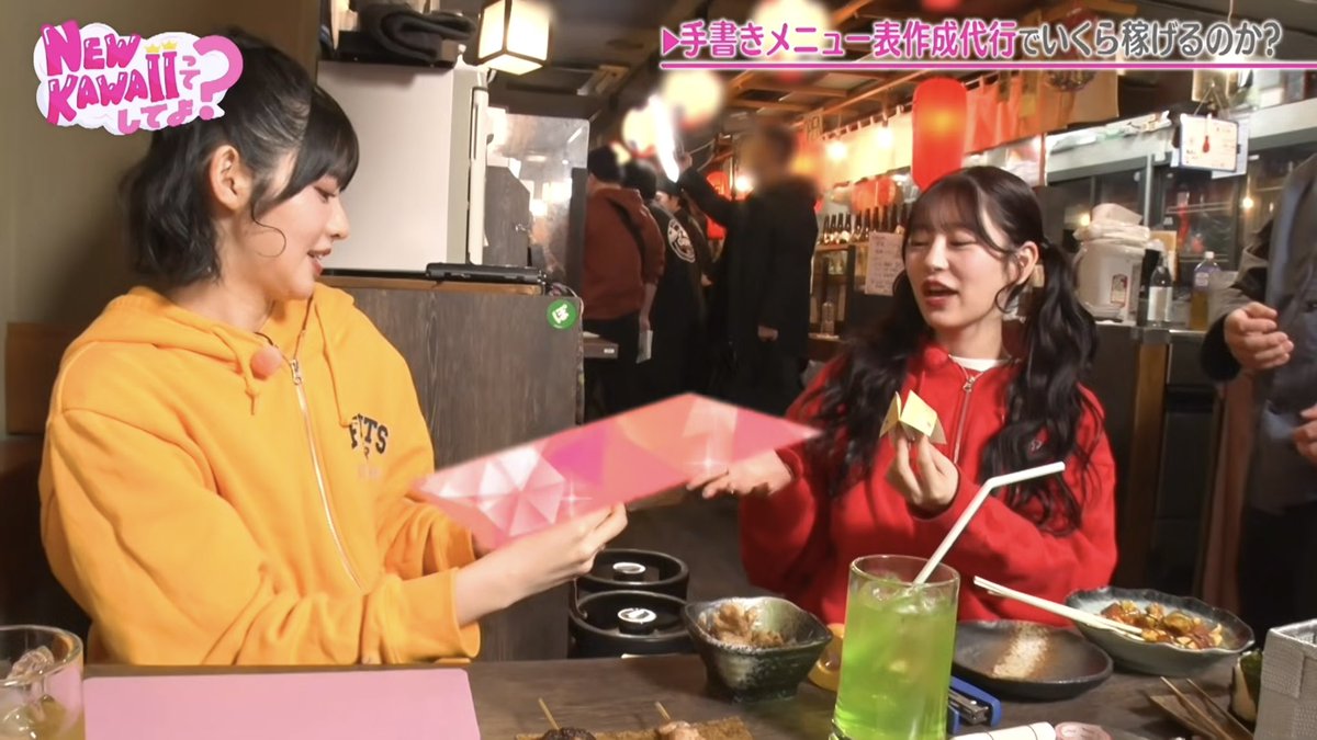 GO_sun0716's tweet photo. みんなが食べ物を注文し始める中、「うちらに食べてる時間はない。」とどこまでもストイックでかっこいいおすずの4コマ漫画。
おすず、これは一体どういう事？wwwww
#鎮西寿々歌 #月足天音

https://t.co/qnTsJcP6Do https://t.co/bb7NZPe0jK