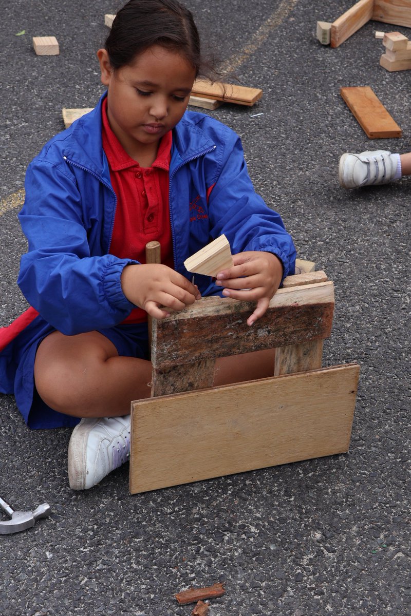 Cannons_Creek's tweet image. During PBL (Project Based Learning), our Grade 2s are learning about different materials, exploring natural and man-made materials. They showed us their hammer skills, using wood, plastic and metal in their constructions. #woodwork