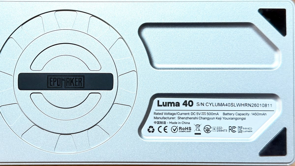 osarun_run_run's tweet photo. #EPOMAKER #luma40 #メカニカルキーボード
💎 Epomaker Luma40 💎
これはキーボードの形をした宝石です💎✨
削り出しアルミフレームに半透明のフロストホワイトキーキャップ
ミニマルデザインが美しい40%メカニカルキーボード
今日までAmazonで過去最安20%OFF!📢
ご提供: @epomaker 様
【実際に使ってみて】
✼••┈┈┈┈┈┈┈┈┈┈┈••✼
💎削り出しアルミフレーム & ミニマルデザインの高級感!
削り出しアルミフレームは触り心地がとても良く、ミニマルなデザインも相まってとても高級感があります。
💎色の濃さも自由自在!ライティングがとても綺麗!
半透明のフロストホワイトキーキャップが採用されていて、スイッチのライティングがとても映えます✨
また、キーボードのカスタム画面からの操作ではなく、キーボードのファンクションキー + Mキー or 右altキーを押すことで、ライティングの色の濃さも自由に変更できるので、自分の好きな濃さに簡単に変更できます。
キーボード単体でここまでRGBの設定が自由に変えられるキーボードは初めてかもしれません。
💎指の移動距離が少ない
47キーのとてもコンパクトなキーボードで、ロープロファイルのキーキャップなこともあり、指の移動距離はとても少ないです。
キーの配列が一般的なキーボードの様に斜めに配置されておらず、直線的な配列になっているので、少し操作に慣れる必要がありますが、慣れてしまえば、VIA対応でキー配置など自由にカスタマイズも可能なので、コンパクトなのにフルサイズ相当の利便性を発揮することもできるのかなと感じました。
✼••┈┈┈┈┈┈┈┈┈┈┈••✼
【主な特長】
✼••┈┈┈┈┈┈┈┈┈┈┈••✼
💎移動距離を最小限に抑える40%レイアウト & オーソリニア配列
💎滑らかなCNC切削アルミニウムフレーム & フロストホワイトキーキャップ
💎QMK/VIA & ホットスワップ対応カスタムキーボードで、マクロ操作やショートカットキーのカスタムが可能
💎ホットスワップ対応
💎3つの接続方法(有線/2.4GHz/Bluetooth)
✼••┈┈┈┈┈┈┈┈┈┈┈••✼