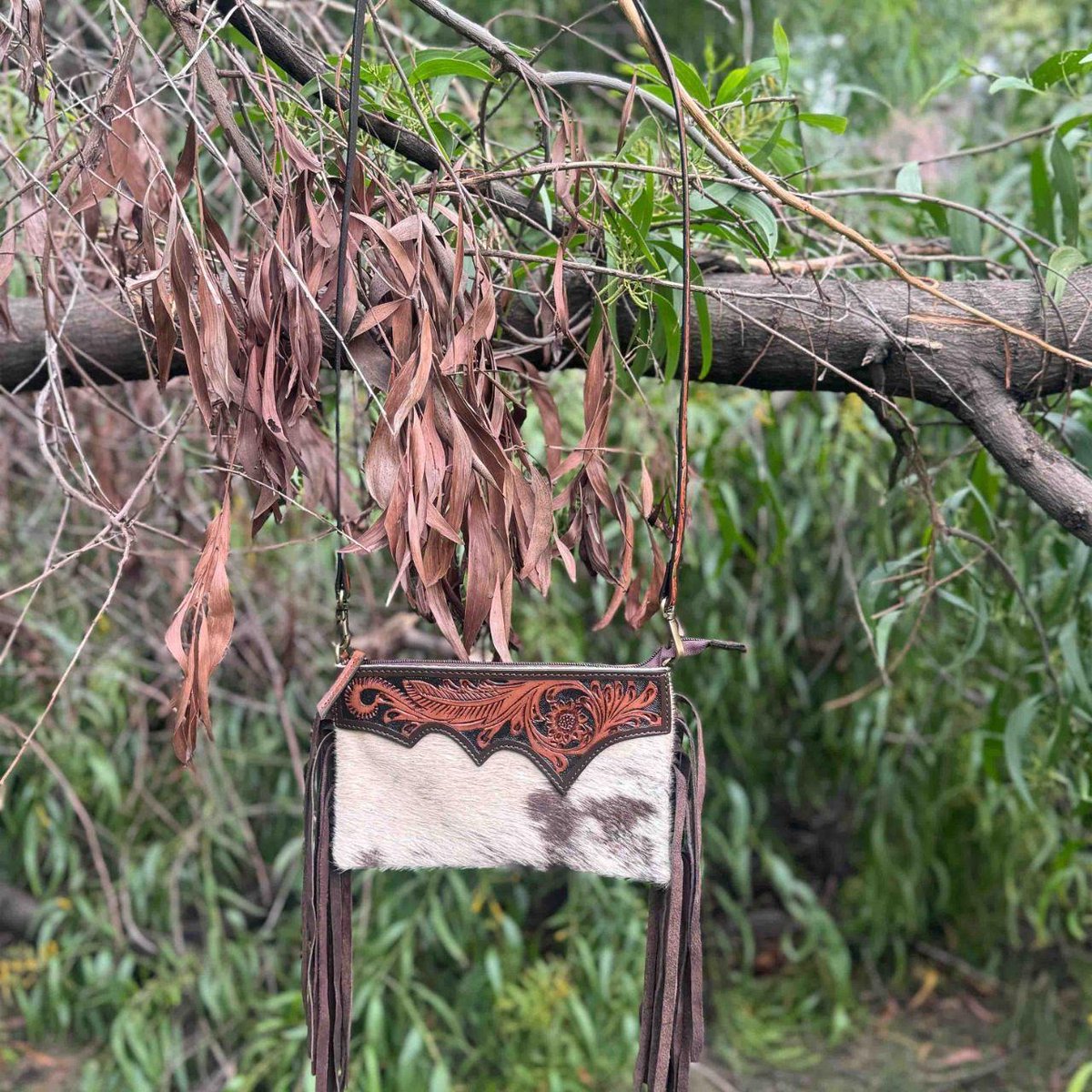 Paulwalterusa's tweet image. 👉🏻 Western Cowhide Crossbody Bag with Leather Carving &amp;amp; Fringe, Rustic Cowhide Shoulder Purse for Women on paulwalter.com 👈🏻
.
.
.
#cowhidebag #westernstylebag #bohobag #leathercrossbody #cowhidepurse #westernfashion #bohostyle #handmadeleatherbag #westernaccessories