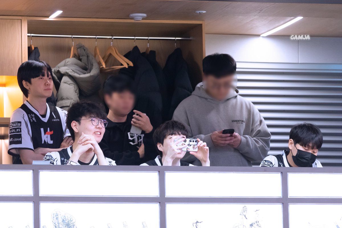 gamjarolster's tweet photo. 260306 롤스터데이 kt소닉붐

와글와글 롤스터
(우찬아 어딨니)

#Bdd #Pollu #Ghost #Aiming #PerfecT https://t.co/ItyxC68wA2