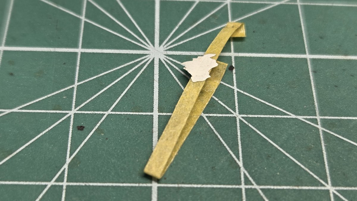 WINGNUT WINGS  1/32
Pfalz D.Ⅲa

下翼のデカール貼りも終わり
マスキングしてリブステッチを再現中
で
持っていかれました最後に…
どうやら気泡が残っていたみたいですね
まぁ修正は可能ですが