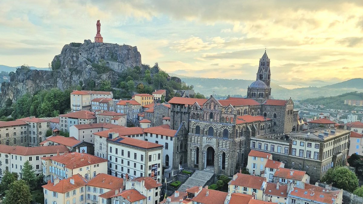 cathedraledupuy's tweet image. Il est avec nous, le Seigneur de l’univers ;
citadelle pour nous, le Dieu de Jacob !
Venez et voyez les actes du Seigneur,
il détruit la guerre jusqu’au bout du monde.
#careme #priere #Dieu #guerre #paix #Catholicx
