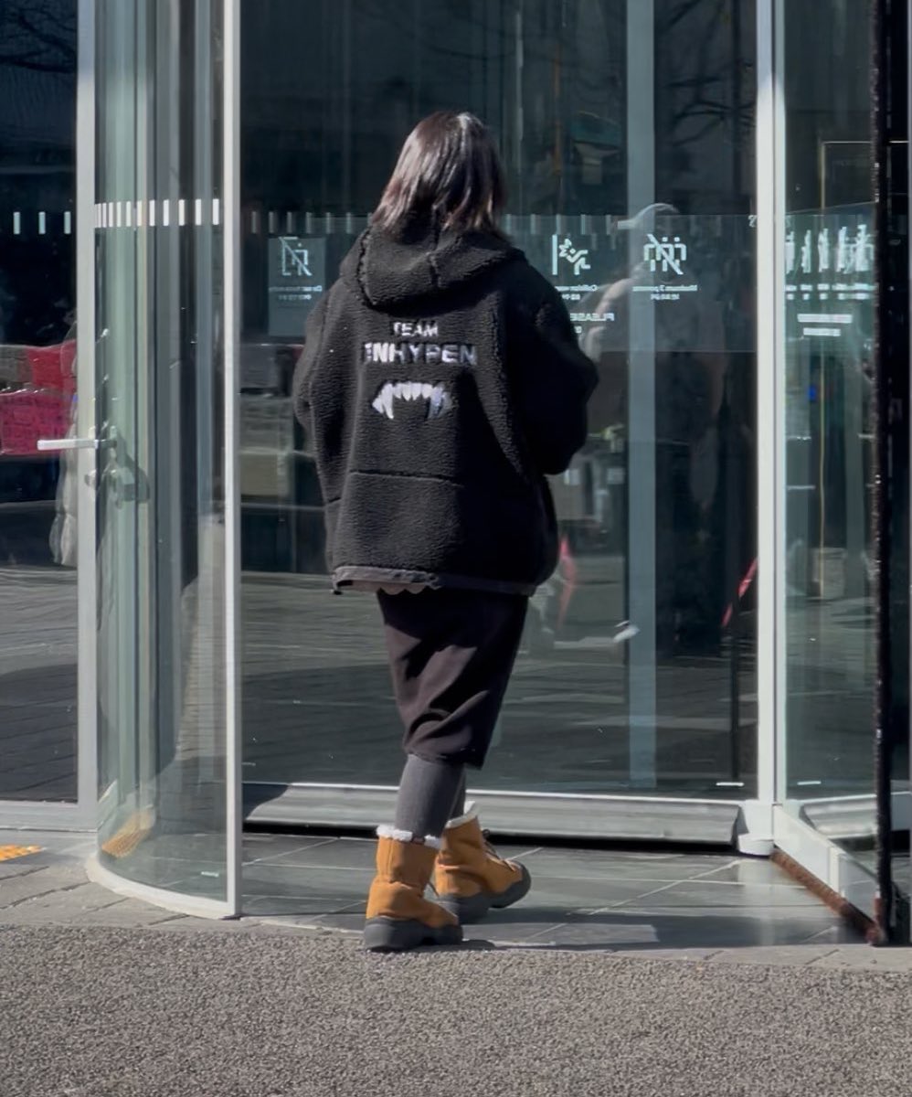 Enhagyy's tweet image. when you're in a head engene competition and the enhypen staff pull up v===v