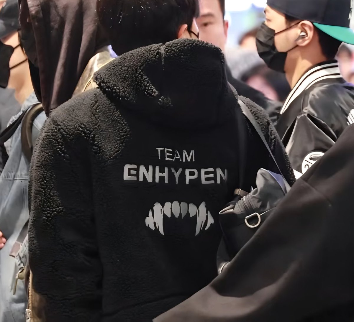 Enhagyy's tweet image. when you're in a head engene competition and the enhypen staff pull up v===v