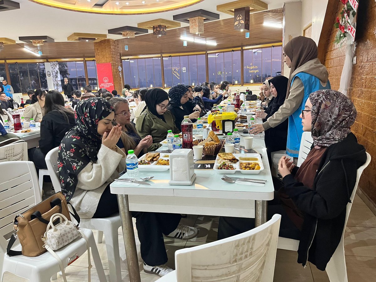 GSB_Hatay's tweet photo. 📍Mevlana İdris Yurdu
 Öğrencilerimiz manevi danışmanımız eşliğinde  Diyanet gençlik koordinatörlüğü iftar buluşmasında bir araya geldiler.🌙 https://t.co/f8ZTQhnOWL