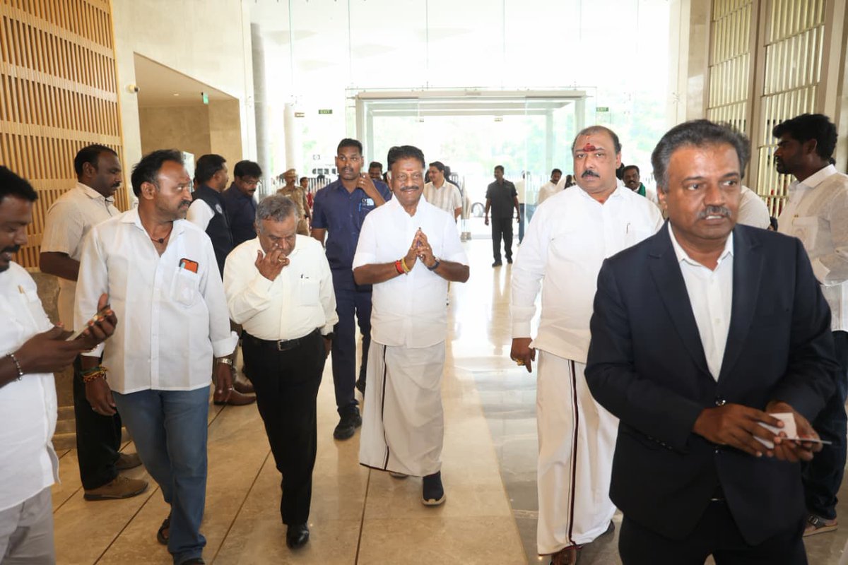 OPS_DMK's tweet photo. திருச்சியில் நடைபெற உள்ள திமுகவின் மாநில மாநாட்டிற்கு வருகை தந்த முதல்வர் ஸ்டாலின் அவர்களை ஐயா ஓ.பி.எஸ். அவர்கள் வரவேற்றார்!
#OPanneerselvam #OPS #OPR #OPRavindranath #DMK #DMKManadu #MKStalin #MudhalvanOPS https://t.co/rBJEgDICG5