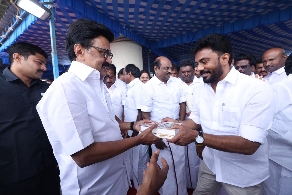 OPS_DMK's tweet photo. திருச்சியில் நடைபெற உள்ள திமுகவின் மாநில மாநாட்டிற்கு வருகை தந்த முதல்வர் ஸ்டாலின் அவர்களை ஐயா ஓ.பி.எஸ். அவர்கள் வரவேற்றார்!
#OPanneerselvam #OPS #OPR #OPRavindranath #DMK #DMKManadu #MKStalin #MudhalvanOPS https://t.co/rBJEgDICG5