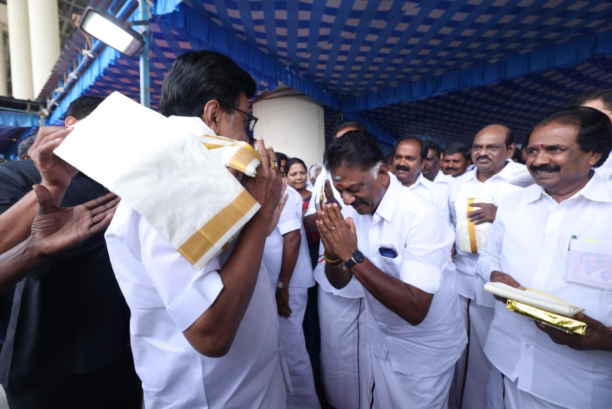 OPS_DMK's tweet photo. திருச்சியில் நடைபெற உள்ள திமுகவின் மாநில மாநாட்டிற்கு வருகை தந்த முதல்வர் ஸ்டாலின் அவர்களை ஐயா ஓ.பி.எஸ். அவர்கள் வரவேற்றார்!
#OPanneerselvam #OPS #OPR #OPRavindranath #DMK #DMKManadu #MKStalin #MudhalvanOPS https://t.co/rBJEgDICG5
