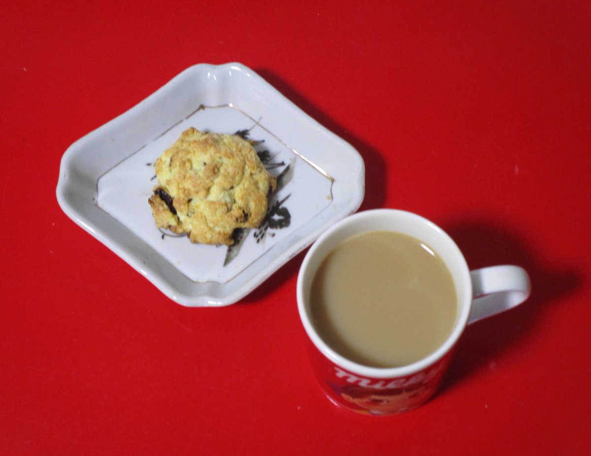 ＜今日のcuppa＞
ミルクティーと、ロック・ケーキ（ロック・バン）と

※cuppaとは、イギリスで“cup of 〜〜（1杯）”の意味。たいてい、紅茶、今はコーヒーなども。 
日常の、気軽なお茶、です。