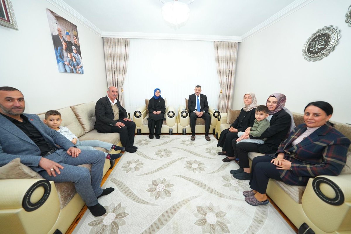 Dün akşam Ankara’da aziz şehidimiz Piyade Onbaşı Harun Aydın’ın kıymetli ailesinin misafiri olduk, iftar sofralarında bir araya geldik.

Aziz şehidimizi rahmet ve minnetle yâd ettik; kıymetli ailesiyle hasbihâl ederek dualarımızı paylaştık. Şehitlerimizin emanetleri olan