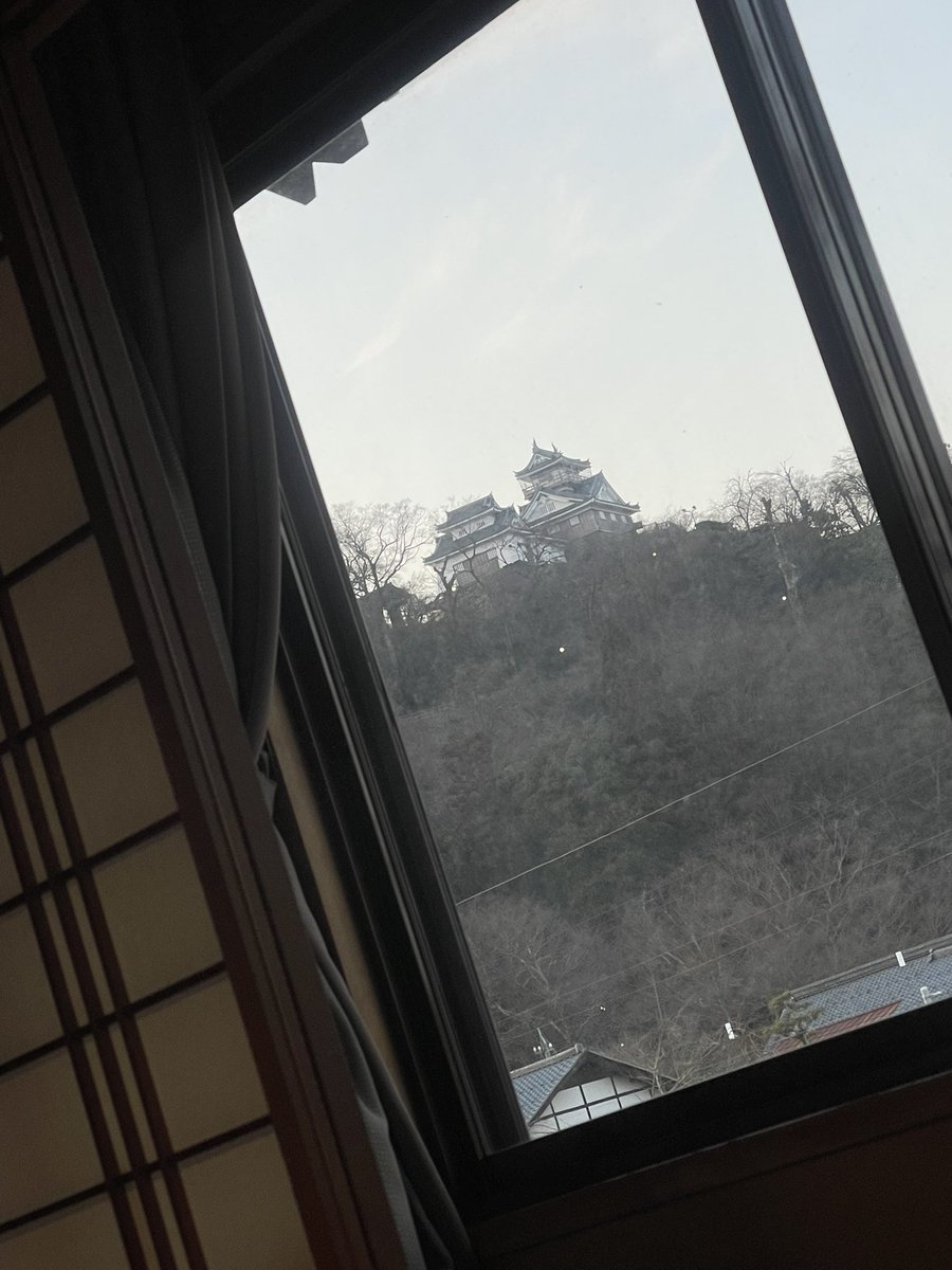 shinact2's tweet photo. 出張先宿からの大野城🏯 https://t.co/MwGfwJ725O