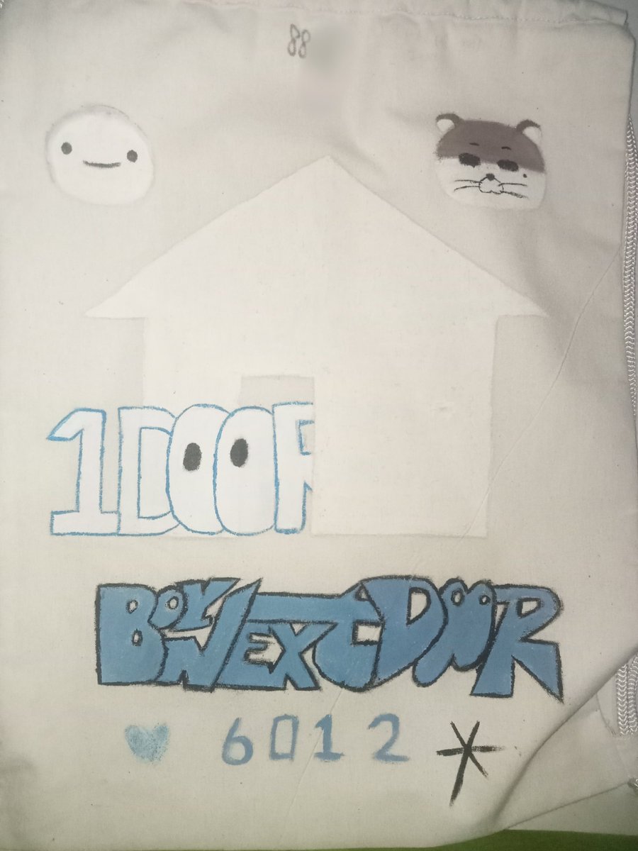 keinget ak mengabadikan bonek dalam tugas uprak aku.. sumpah pas bikin sketsa logo boneknya kaya bagus ancrit, pas udah dicat jlek acak acakan sebeeel.. mana aku bingung mau warna apa! jdnya dapat nilai 88, tapi aku hepi anjay, pas aku pake satu Bandung bisa tw aku adalah wondor