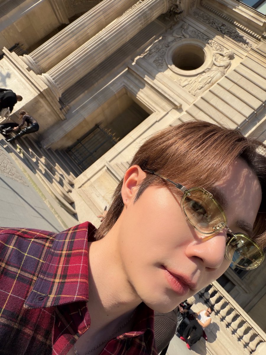 zee_pruk's tweet photo. Chillin’ in @OffWht 
 
#OffWhite
#OffWhiteFW26
#PFW26 #PFW https://t.co/UBHiot64aE