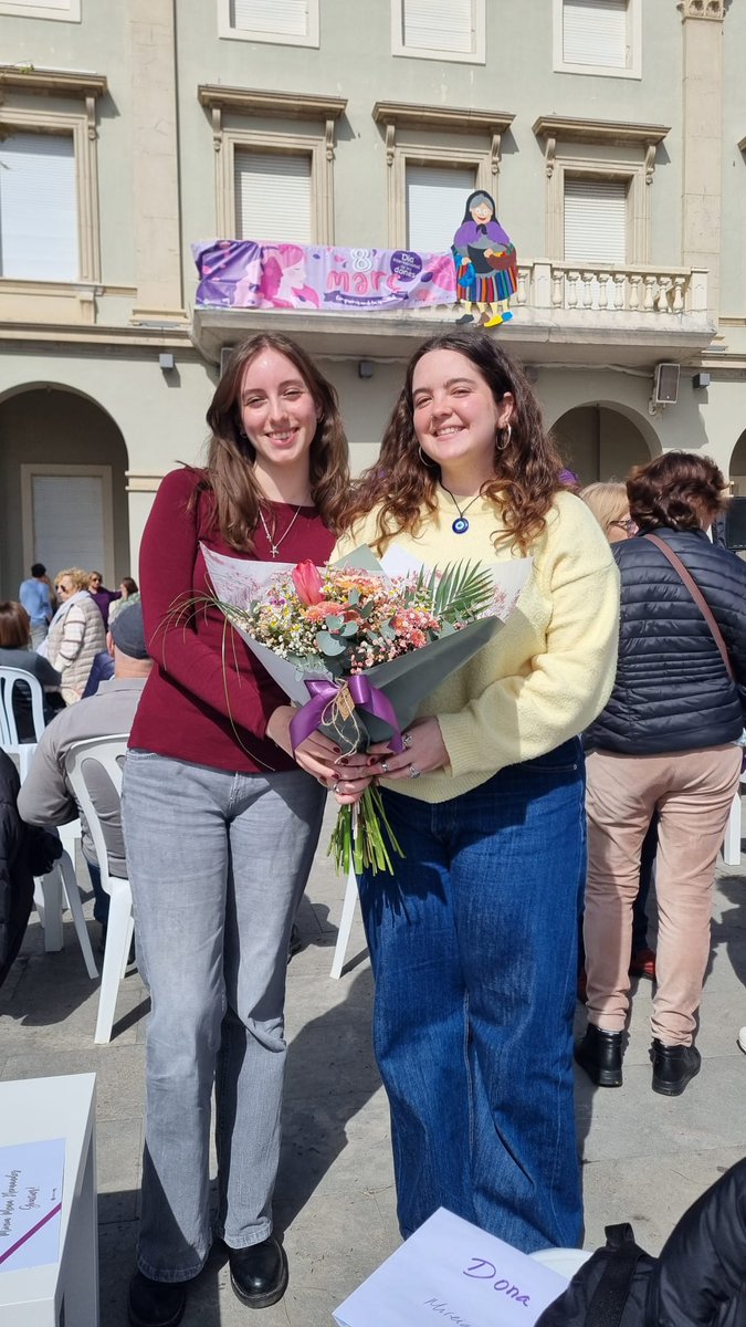 InsPereRibot's tweet photo. La Mireia Mena i la Klara Villar, exalumnes de l’Institut Pere Ribot van rebre el reconeixement de Dones Rellevants de Vilassar de Mar.
https://t.co/gitKhAKEBZ
@VilassardeMar @vilassarradio
Gràcies @assfeministavdm pel reconeixement i per la vostra lluita.
#orgulldalumnes https://t.co/UPBQDZp8gS