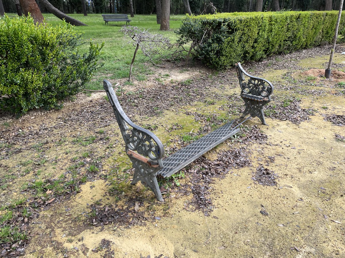 javperal's tweet photo. .@Ayto_Sevilla, así amanece el parque de San Jerónimo después del fin de semana. Bancos destrozados en el Huevo de Colón. #Vandalismo y falta de vigilancia. @Dto_Norte @PoliciaSevilla @jlsanzalcalde #Sevilla #SevillaHoy https://t.co/5CirXN1DvL