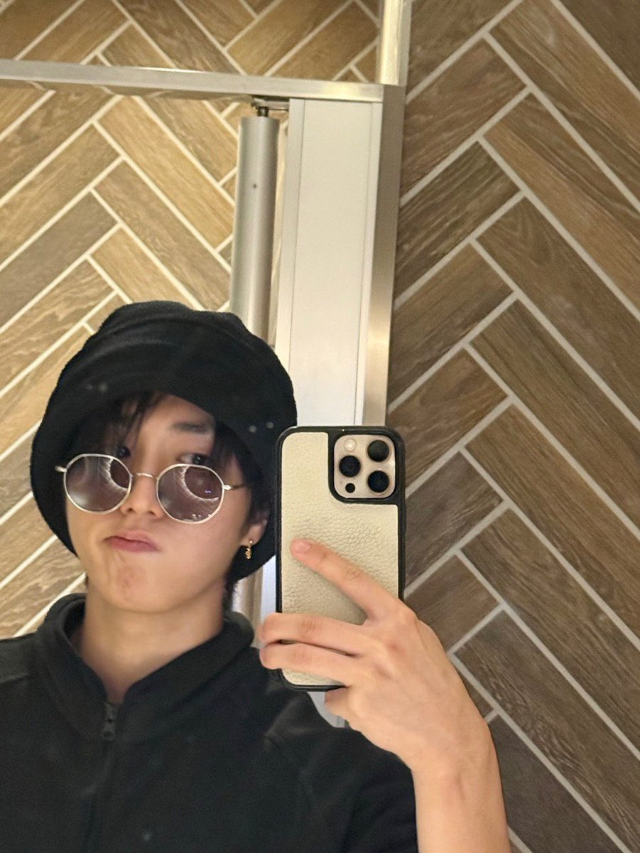 jisung instagram update: "hi"